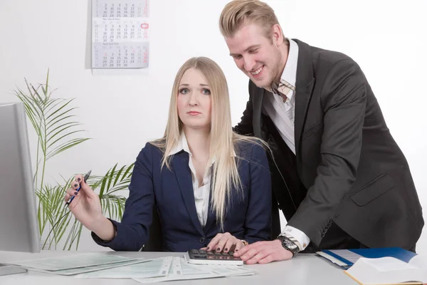 Hombre Acosa Una Mujer Negocios Escritorio — Foto de Stock