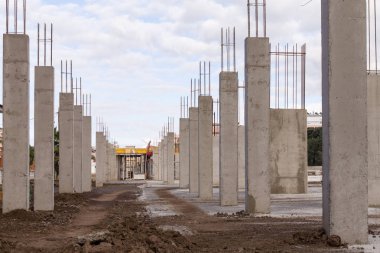 İnşaat alanında yeni beton sütunlarla çelik takviye
