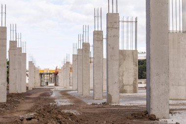 İnşaat alanında yeni beton sütunlarla çelik takviye