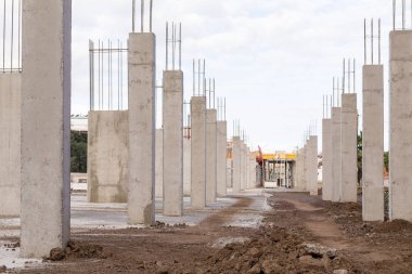 İnşaat alanında yeni beton sütunlarla çelik takviye