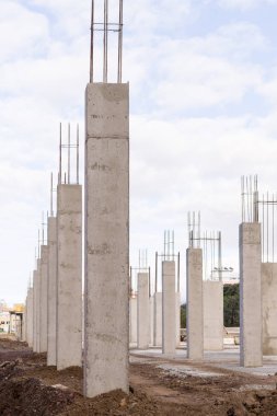İnşaat alanında yeni beton sütunlarla çelik takviye