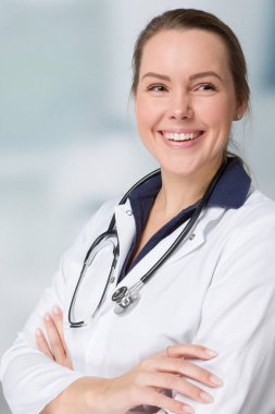 genç gülümseyen kadın doktor Doktor stetoskop ile genel