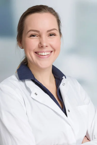 Giovane Medico Femminile Sorridente Nel Complesso Del Medico Con Stetoscopio — Foto Stock