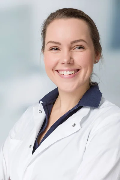 年轻的微笑女医生在医生的整体听诊器 — 图库照片