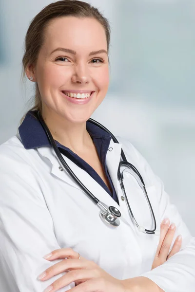 Giovane Medico Femminile Sorridente Nel Complesso Del Medico Con Stetoscopio — Foto Stock