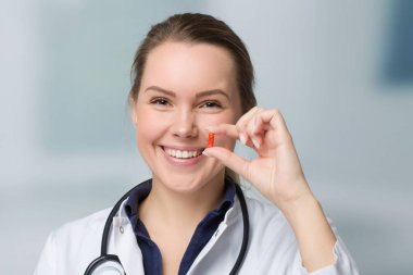 kadın doktor tıbbi bir kapsül sunulması