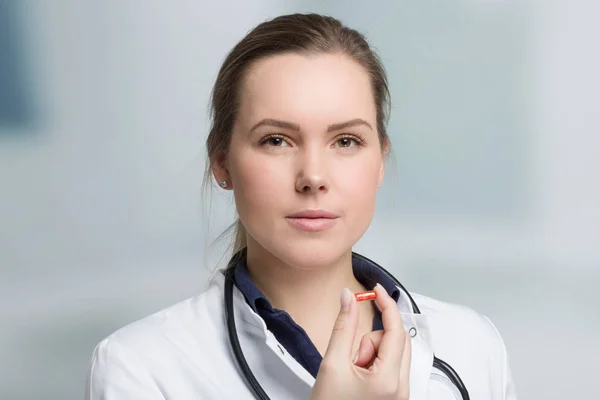 Ung Kvinnelig Lege Med Stetoskop Som Inneholder Pille – stockfoto