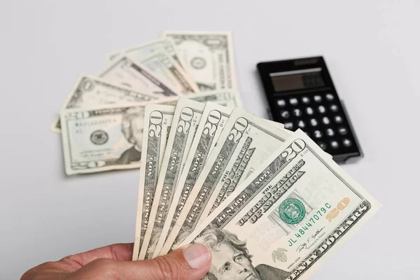 Mano Con Dollari Una Calcolatrice Banconote Dollari Sul Tavolo — Foto Stock