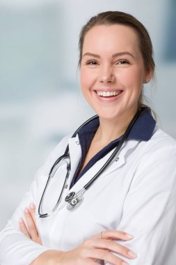 Genç kadın aile Doktor stetoskop ile