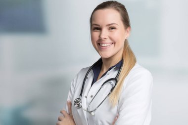 Steteskoplu kadın doktor.