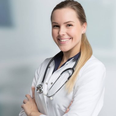 Steteskoplu genç bayan doktor.