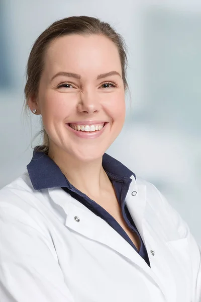 Fiatal, mosolygós nő orvos — Stock Fotó