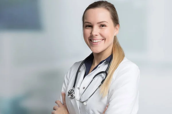 Kvinnelig lege med stetoskop – stockfoto