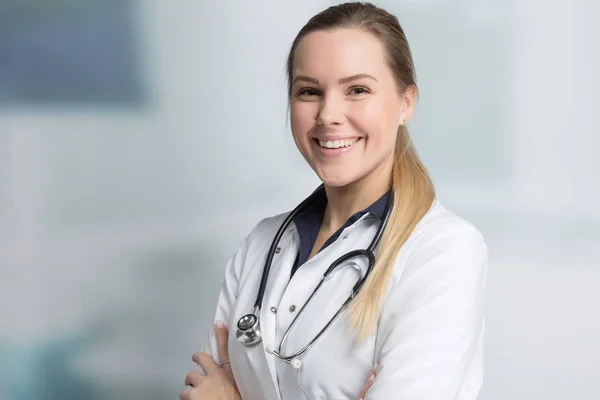 Médico feminino com estetoscópio — Fotografia de Stock