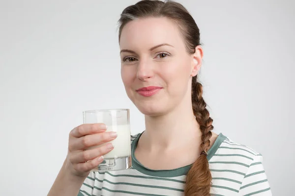 Leende Ung Kvinna Tröja Med Ett Glas Färsk Mjölk — Stockfoto