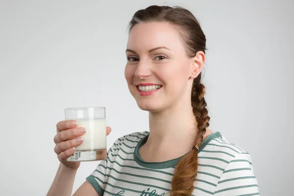 Šťastná Žena Košili Sklenicí Čerstvého Mléka — Stock fotografie