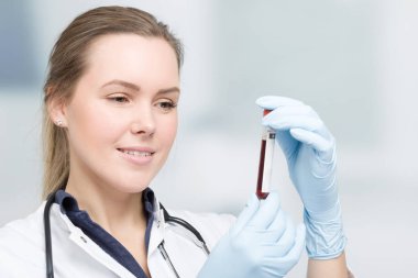 bir kan sonda ile genç kadın doktor