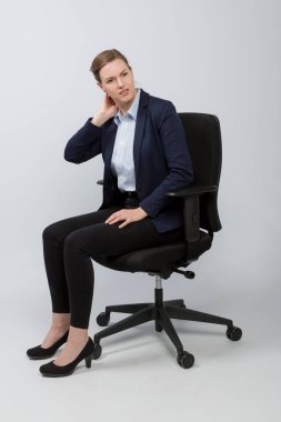İş kadını ofis koltuğu üzerinde ağrı boynuna uğrar.