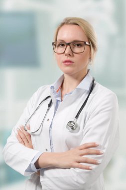 kadın doktor stetoskop ile ciddi görünüyor
