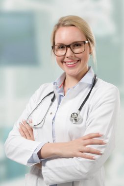kadın aile Doktor stetoskop ile