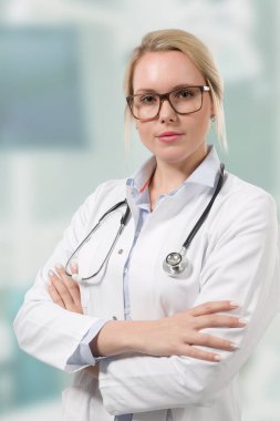 Genç dostu kadın doktor stetoskop ile