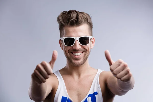 Jeune Homme Cool Avec Des Lunettes Soleil Montre Pouce Vers — Photo