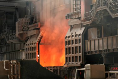 bir çelik fabrikası içinde açık bir dönüştürücü