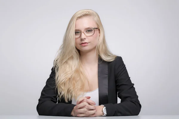 Junge Hübsche Frau Mit Langen Blonden Haaren Und Brille Sitzt — Stockfoto