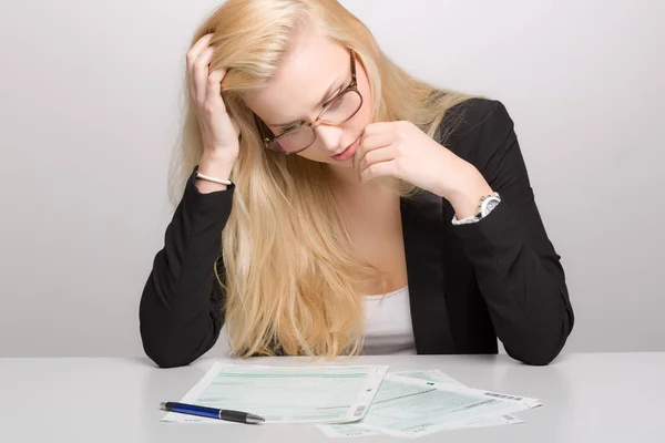 Pretty Blonde Young Woman Sitting Desk Working Forms — Stock Photo, Image