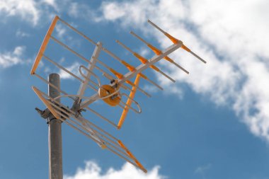 Yagi televizyon anteni bir çatı üzerinde