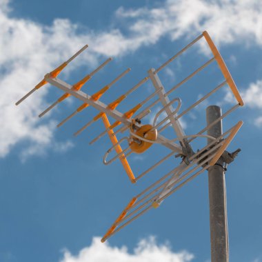 Yagi televizyon anteni bir çatı üzerinde