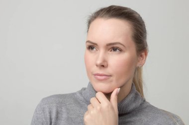 Genç bayan düşünüyor.