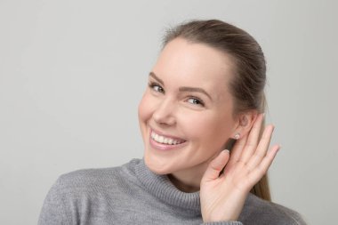 Genç gülümseyen kadın dinleme