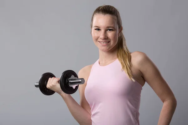 Mujer joven entrena con una barra —  Fotos de Stock