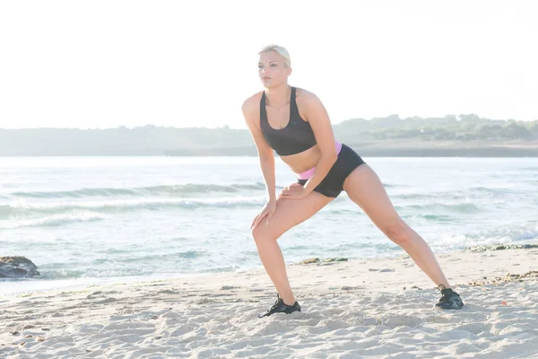 Mujer hace ejercicios de tiro en la playa —  Fotos de Stock