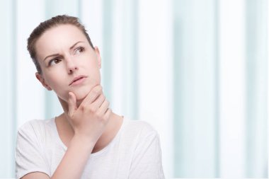 Genç kadın bir sorun hakkında düşünme