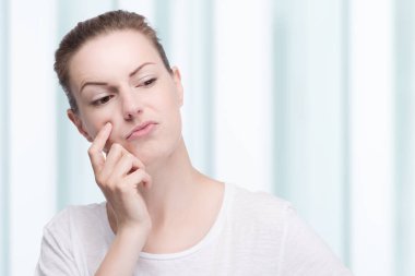 Genç kadın bir sorun hakkında düşünme