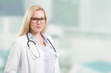 genç kadın doktor stetoskop Kliniği ile