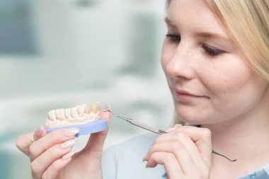 Diş crown diş laboratuarında genç diş teknisyeni çalışır