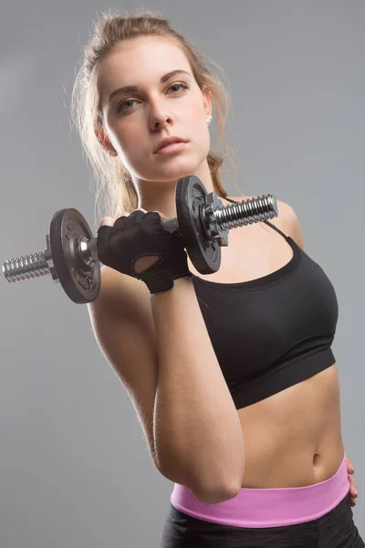 Mujer joven entrena con una barra —  Fotos de Stock