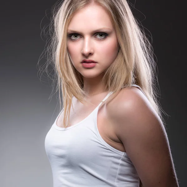 Портрет красивої дівчини в білій сорочці — стокове фото