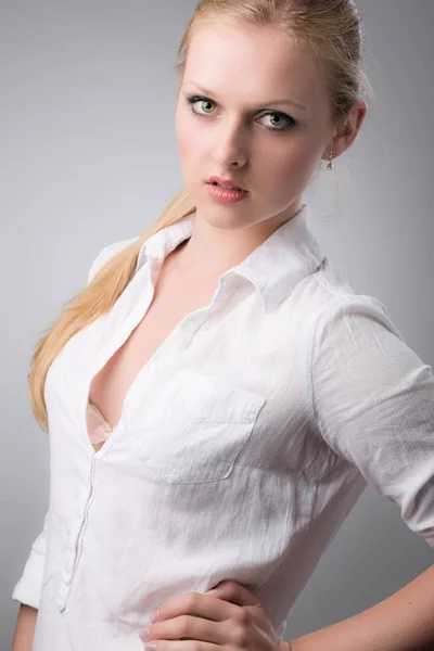 Chica Bastante Joven Una Blusa Sexy Blanca —  Fotos de Stock