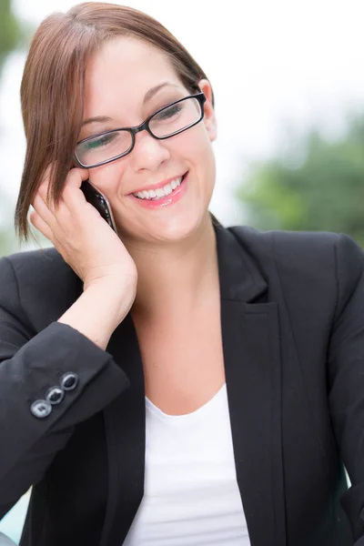 Jeune femme d'affaires utilisant un téléphone à l'extérieur — Photo