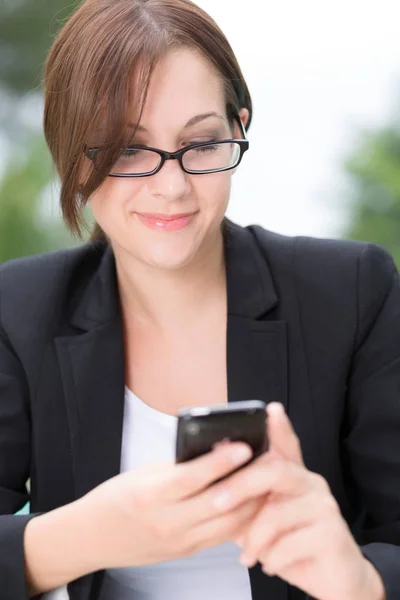 Genç iş kadın dışında bir telefon kullanarak — Stok fotoğraf