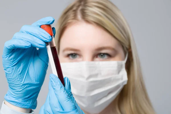 Молода Жінка Медичними Рукавичками Медичною Маскою Обличчя Тримає Зонд Крові — стокове фото
