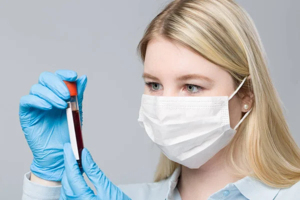 Tıbbi Eldivenleri Tıbbi Maskesi Olan Genç Bir Kadın Elinde Bir — Stok fotoğraf