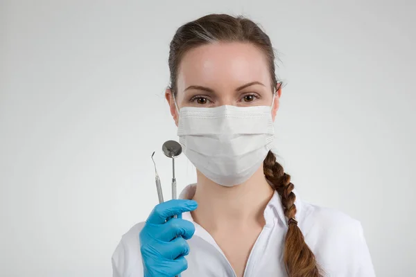 Dentist's assistant or female dentist with dental instruments — Stock Photo, Image