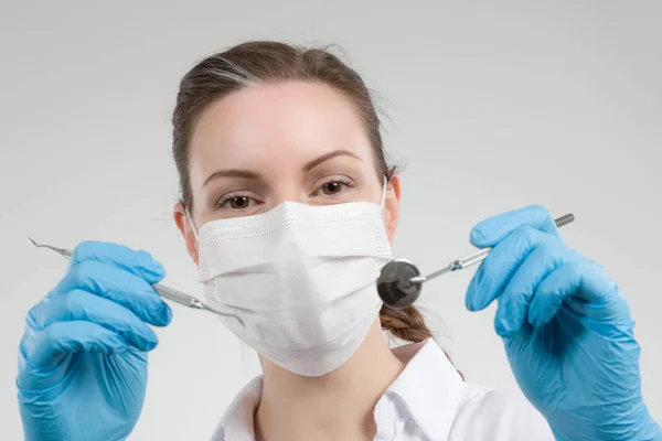 Ассистент стоматолога или женщина-дантист с зубными инструментами — стоковое фото