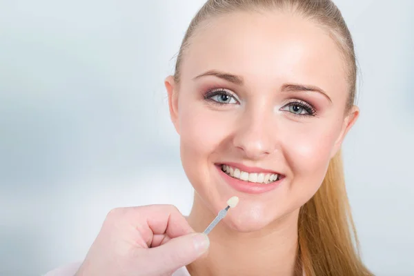 Использование направляющей тени для проверки шпона зубов для отбеливания — стоковое фото