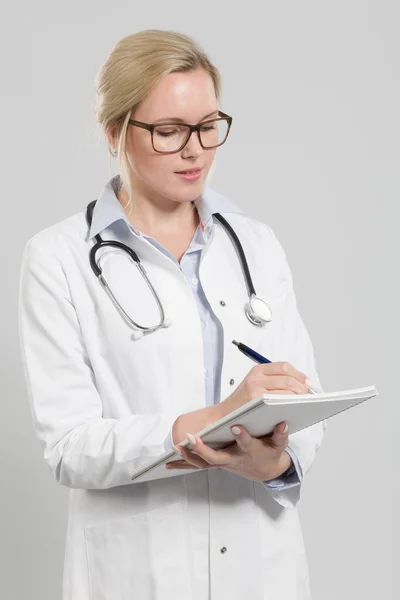 Jeune Femme Médecin Généraliste Dans Ensemble Avec Stéthoscope Prendre Quelques — Photo